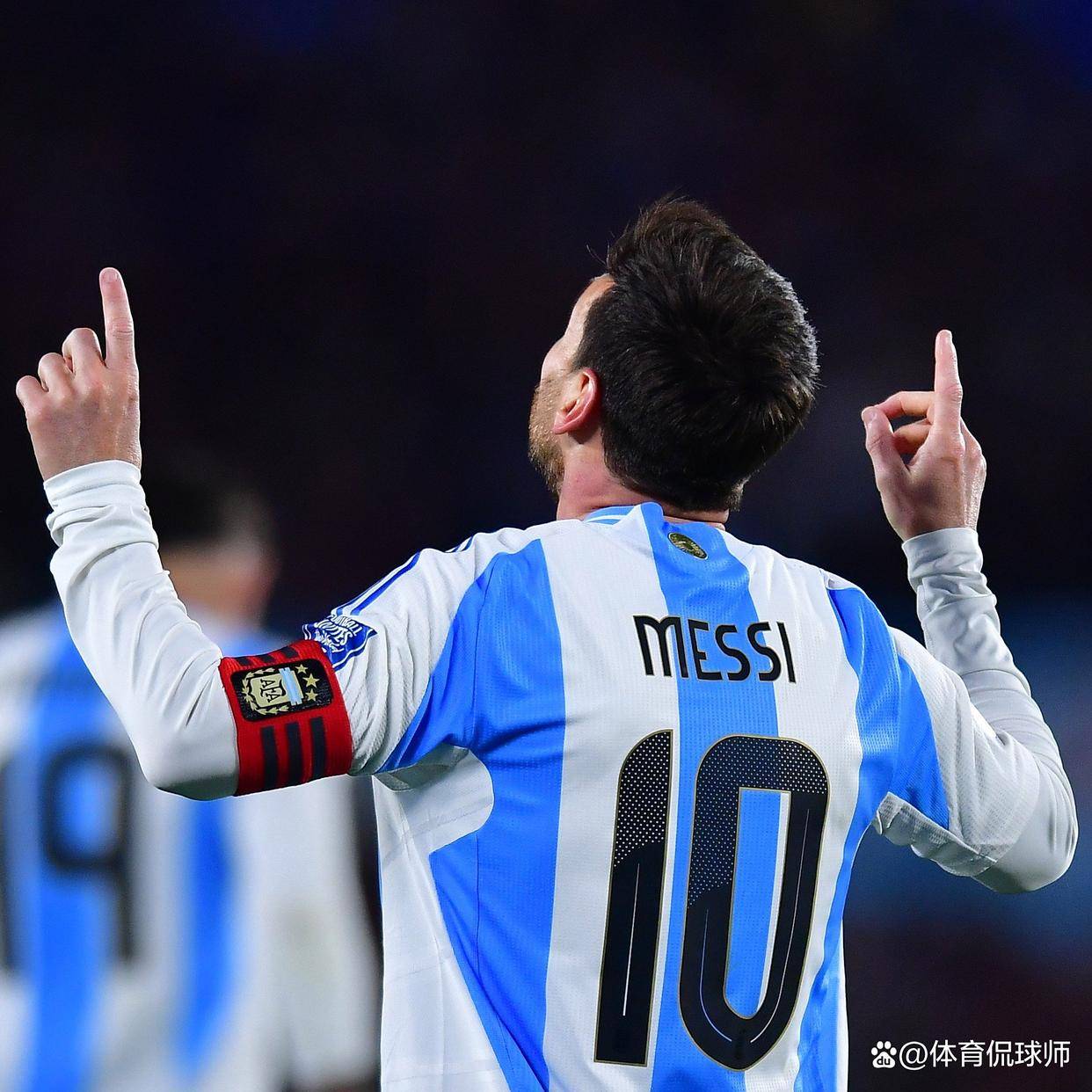 九游官网包含梅西回归赛场，问鼎冠军首场状态亮眼，西班牙队观众沸腾！的词条